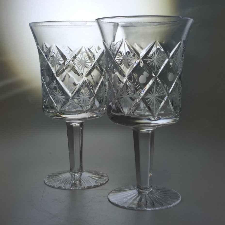 Пара бокалов с резным декором из сервиза "Россия", автор С. К. Пивоваров, хрусталь, алмазная грань, матирование, Гусевской хрустальный завод (Гусь-Хрустальный), СССР, 1960-1980 гг.