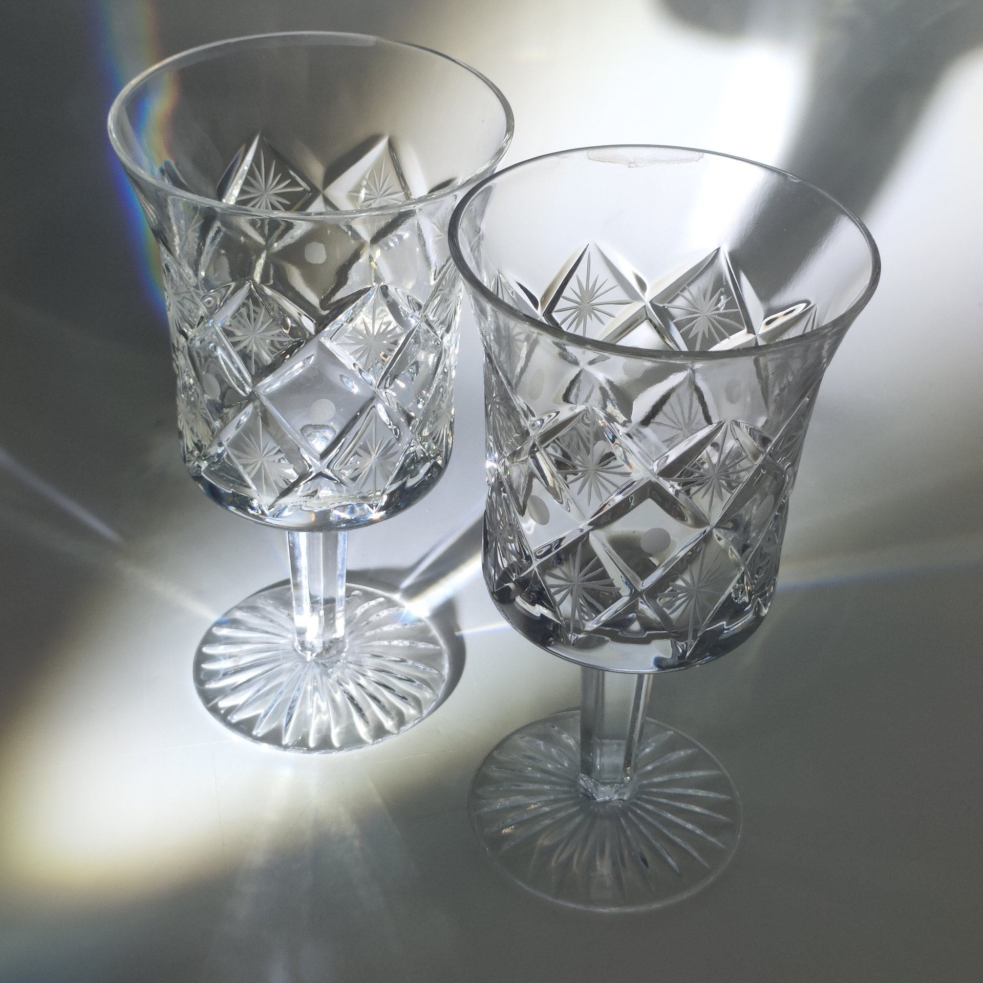 Пара бокалов с резным декором из сервиза "Россия", автор С. К. Пивоваров, хрусталь, алмазная грань, матирование, Гусевской хрустальный завод (Гусь-Хрустальный), СССР, 1960-1980 гг.