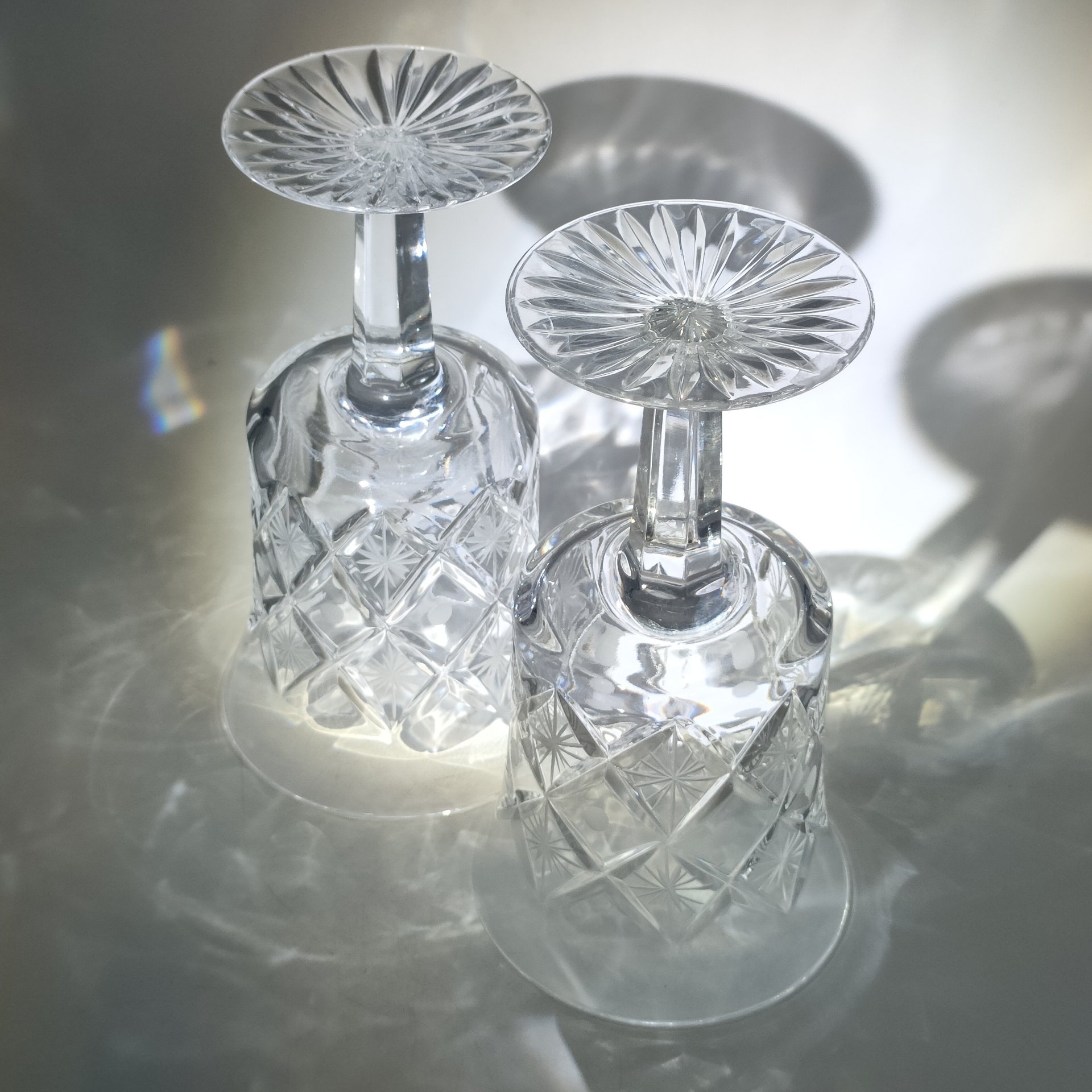 Пара бокалов с резным декором из сервиза "Россия", автор С. К. Пивоваров, хрусталь, алмазная грань, матирование, Гусевской хрустальный завод (Гусь-Хрустальный), СССР, 1960-1980 гг.