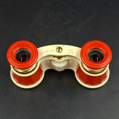 Бинокль театральный красного цвета, металл, пластик, стекло, Лыткаринский завод оптического стекла (ЛЗОС), СССР, 1960-1980 гг.