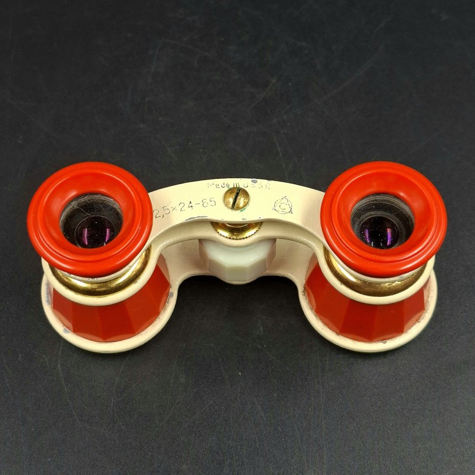 Бинокль театральный красного цвета, металл, пластик, стекло, Лыткаринский завод оптического стекла (ЛЗОС), СССР, 1960-1980 гг.