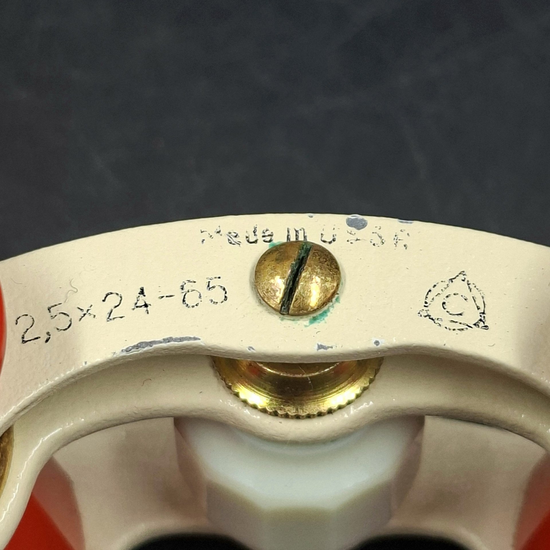 Бинокль театральный красного цвета, металл, пластик, стекло, Лыткаринский завод оптического стекла (ЛЗОС), СССР, 1960-1980 гг.