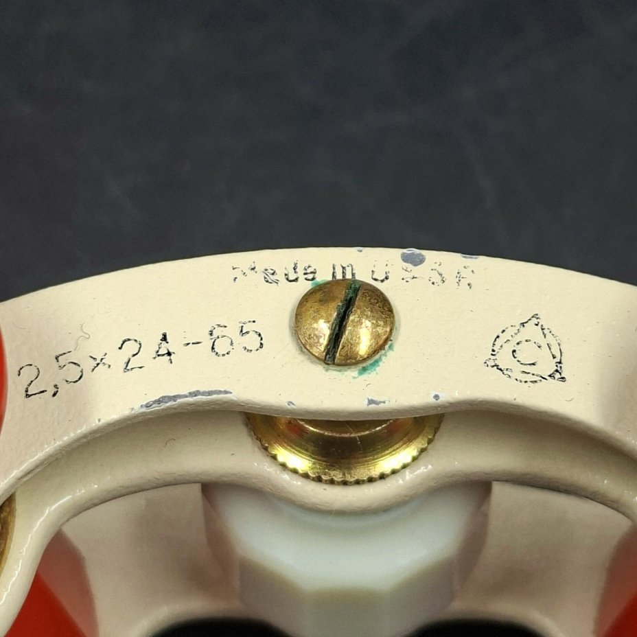 Бинокль театральный красного цвета, металл, пластик, стекло, Лыткаринский завод оптического стекла (ЛЗОС), СССР, 1960-1980 гг.