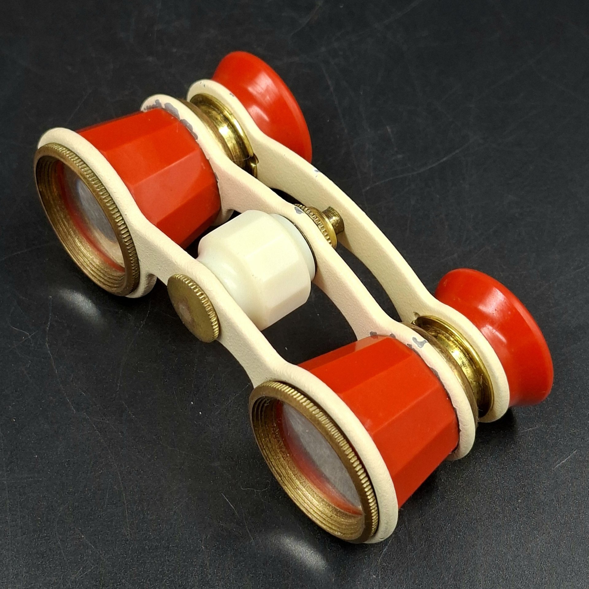 Бинокль театральный красного цвета, металл, пластик, стекло, Лыткаринский завод оптического стекла (ЛЗОС), СССР, 1960-1980 гг.