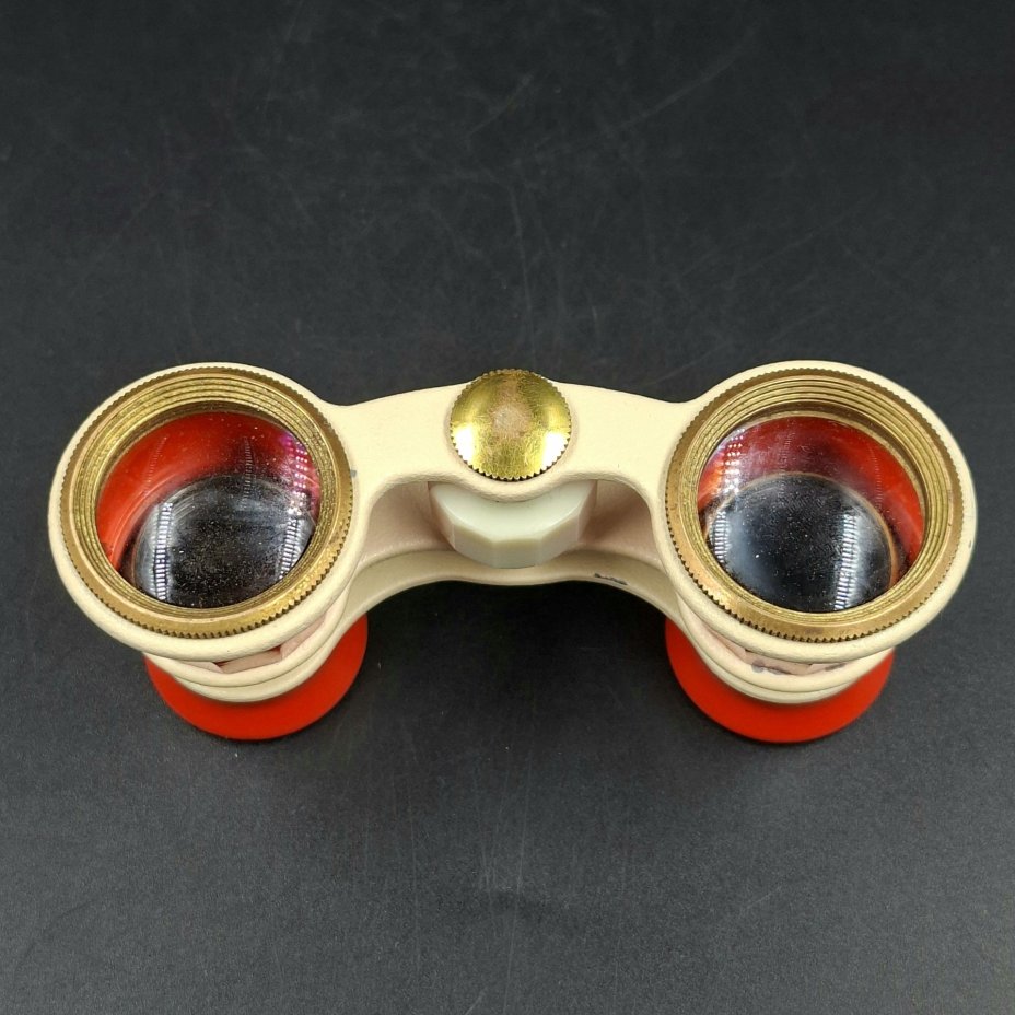Бинокль театральный красного цвета, металл, пластик, стекло, Лыткаринский завод оптического стекла (ЛЗОС), СССР, 1960-1980 гг.