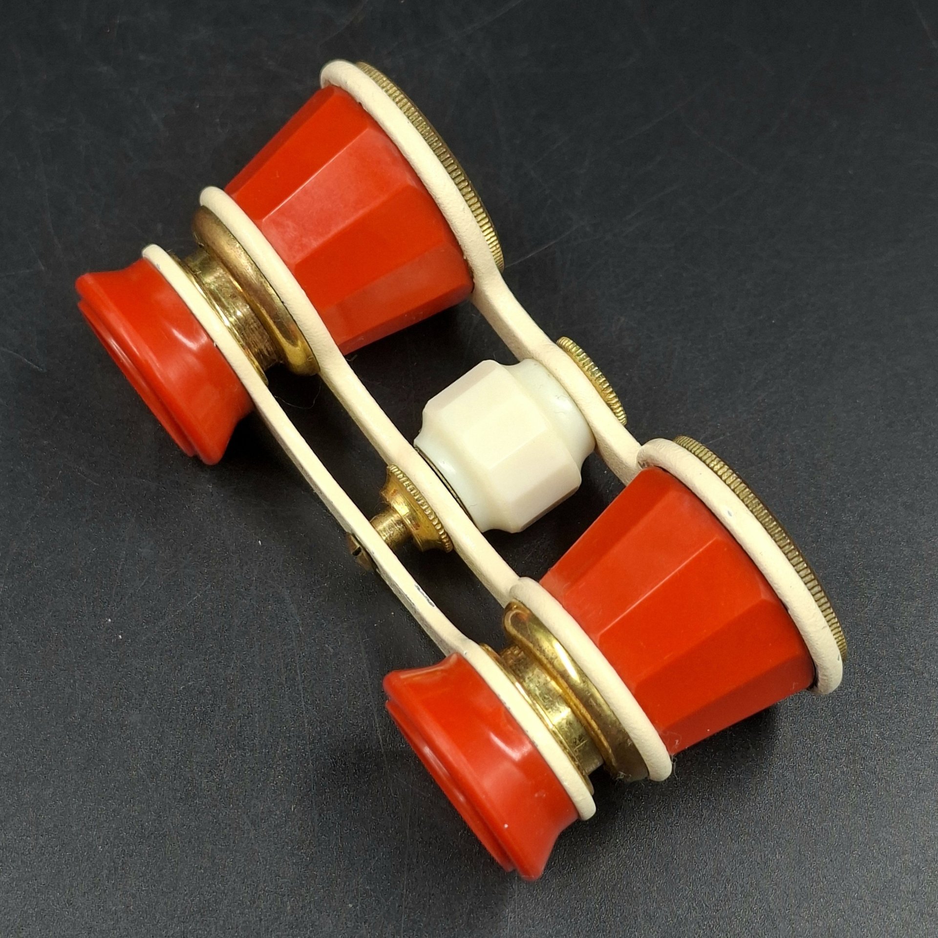 Бинокль театральный красного цвета, металл, пластик, стекло, Лыткаринский завод оптического стекла (ЛЗОС), СССР, 1960-1980 гг.