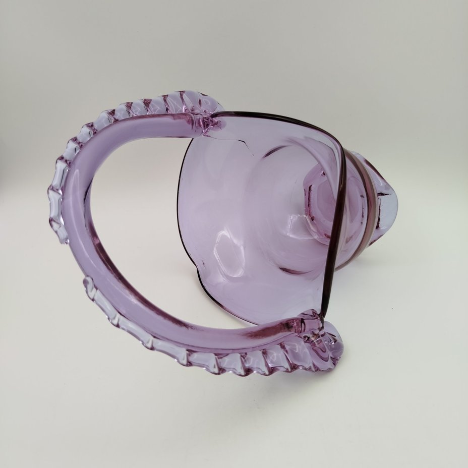 Конфетница в виде корзинки с волнистым бортом и рельефной ручкой, стекло, гутная техника