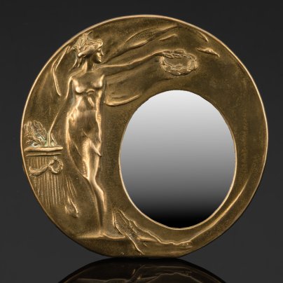 Зеркало настольное округлой формы в стиле модерн, декорированное рельефным изображением девушки с лавровым венком в руках