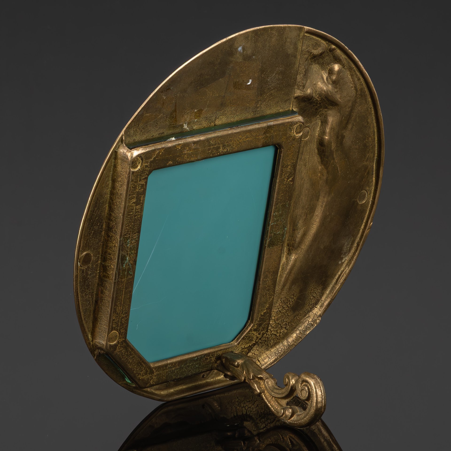 Зеркало настольное округлой формы в стиле модерн, декорированное рельефным изображением девушки с лавровым венком в руках