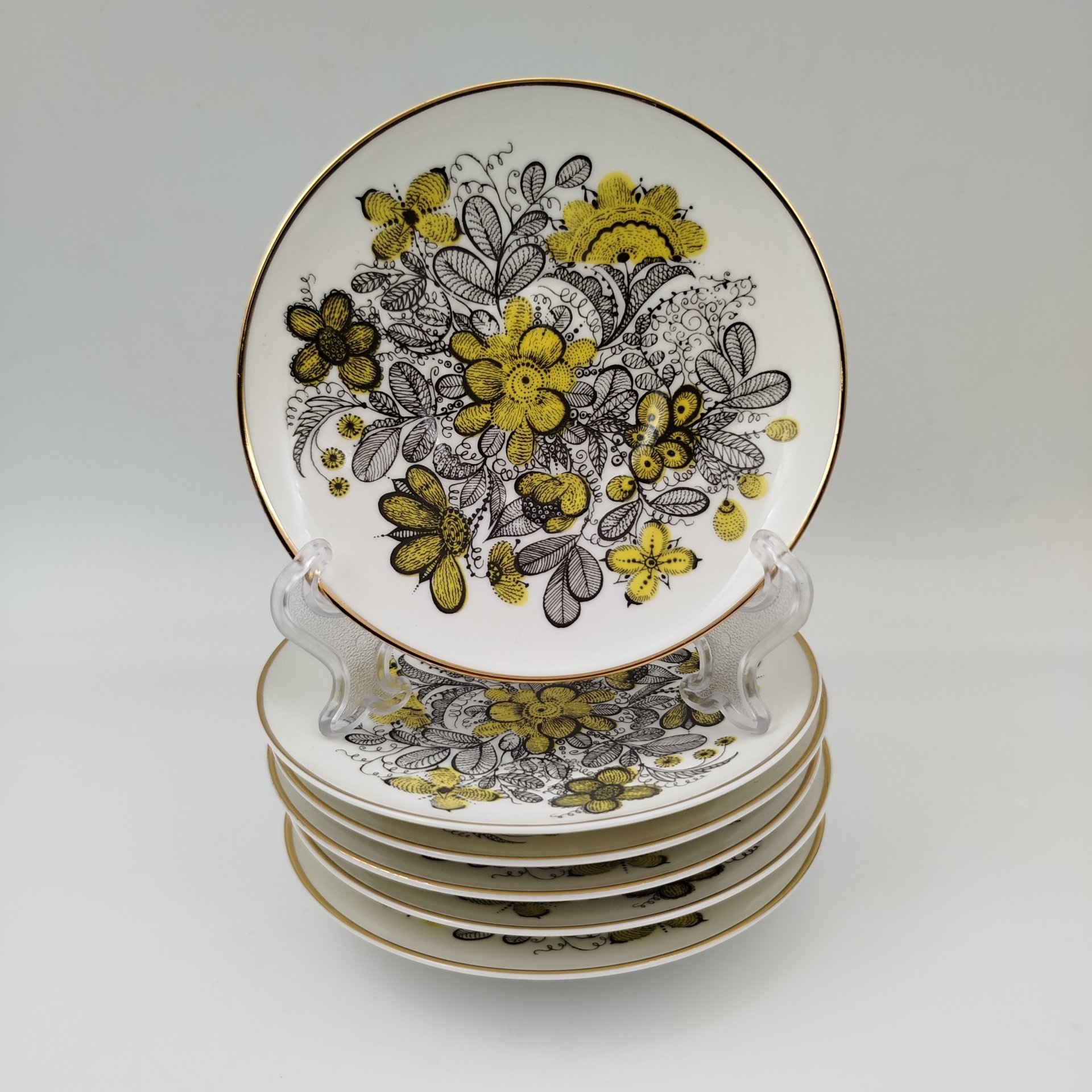 Набор из шести чайных пар "Русское кружево", автор формы "Волна" Криммер Э.М., автор рисунка Беспалова-Михалева Т.Н., фарфор, деколь, золочение, Ленинградский фарфоровый завод (ЛФЗ), СССР, 1970-1992 гг.