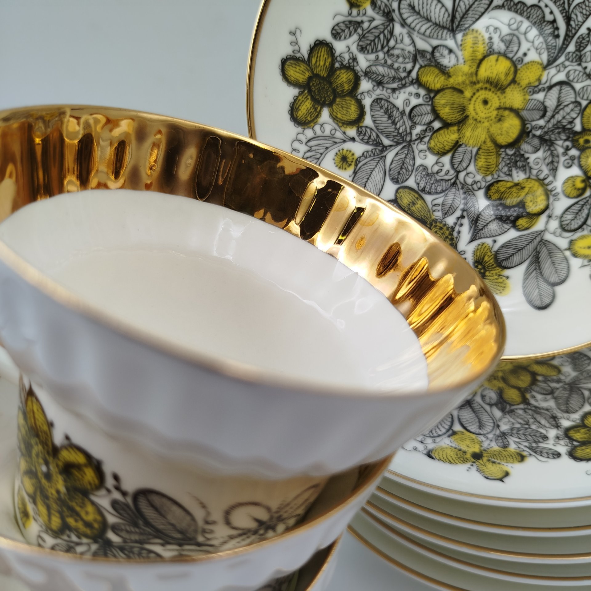 Набор из шести чайных пар "Русское кружево", автор формы "Волна" Криммер Э.М., автор рисунка Беспалова-Михалева Т.Н., фарфор, деколь, золочение, Ленинградский фарфоровый завод (ЛФЗ), СССР, 1970-1992 гг.
