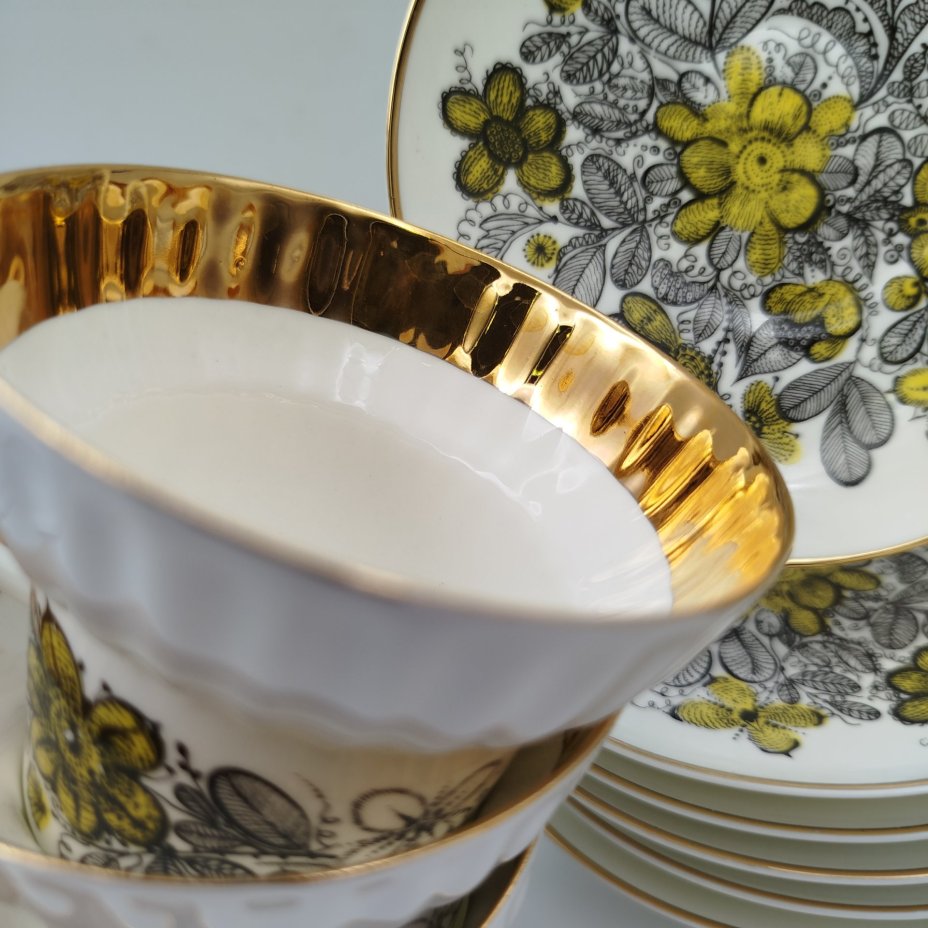 Набор из шести чайных пар "Русское кружево", автор формы "Волна" Криммер Э.М., автор рисунка Беспалова-Михалева Т.Н., фарфор, деколь, золочение, Ленинградский фарфоровый завод (ЛФЗ), СССР, 1970-1992 гг.