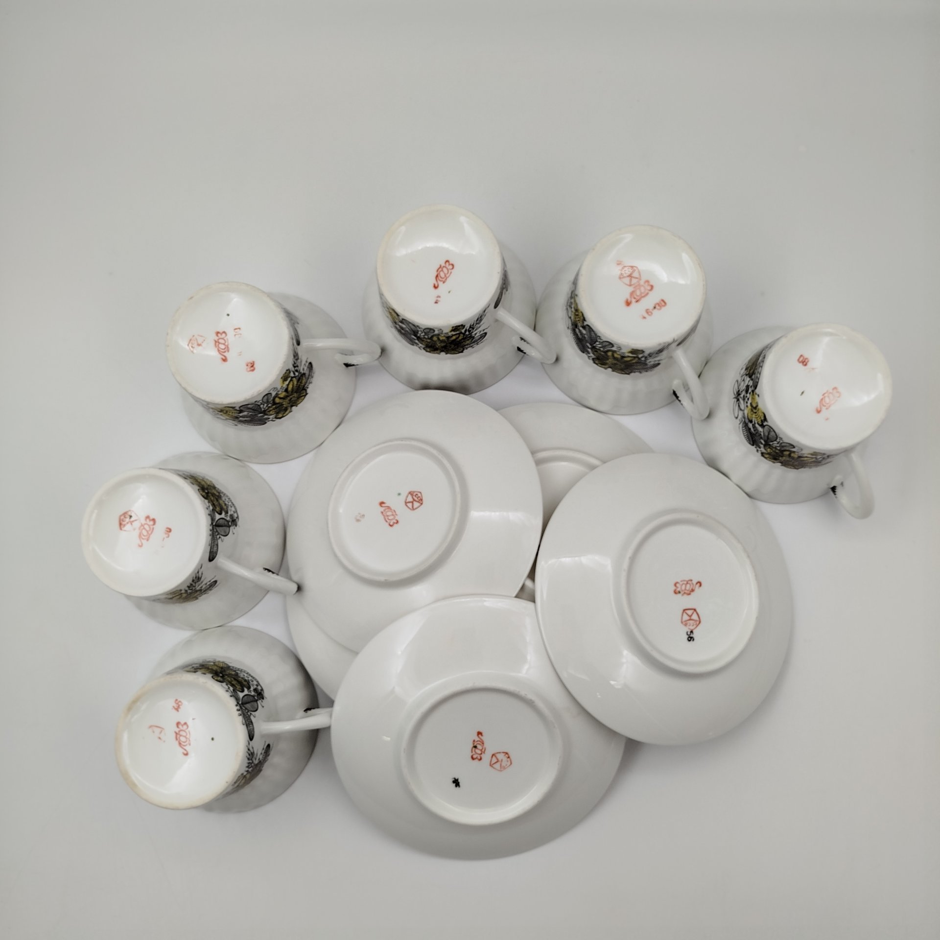 Набор из шести чайных пар "Русское кружево", автор формы "Волна" Криммер Э.М., автор рисунка Беспалова-Михалева Т.Н., фарфор, деколь, золочение, Ленинградский фарфоровый завод (ЛФЗ), СССР, 1970-1992 гг.