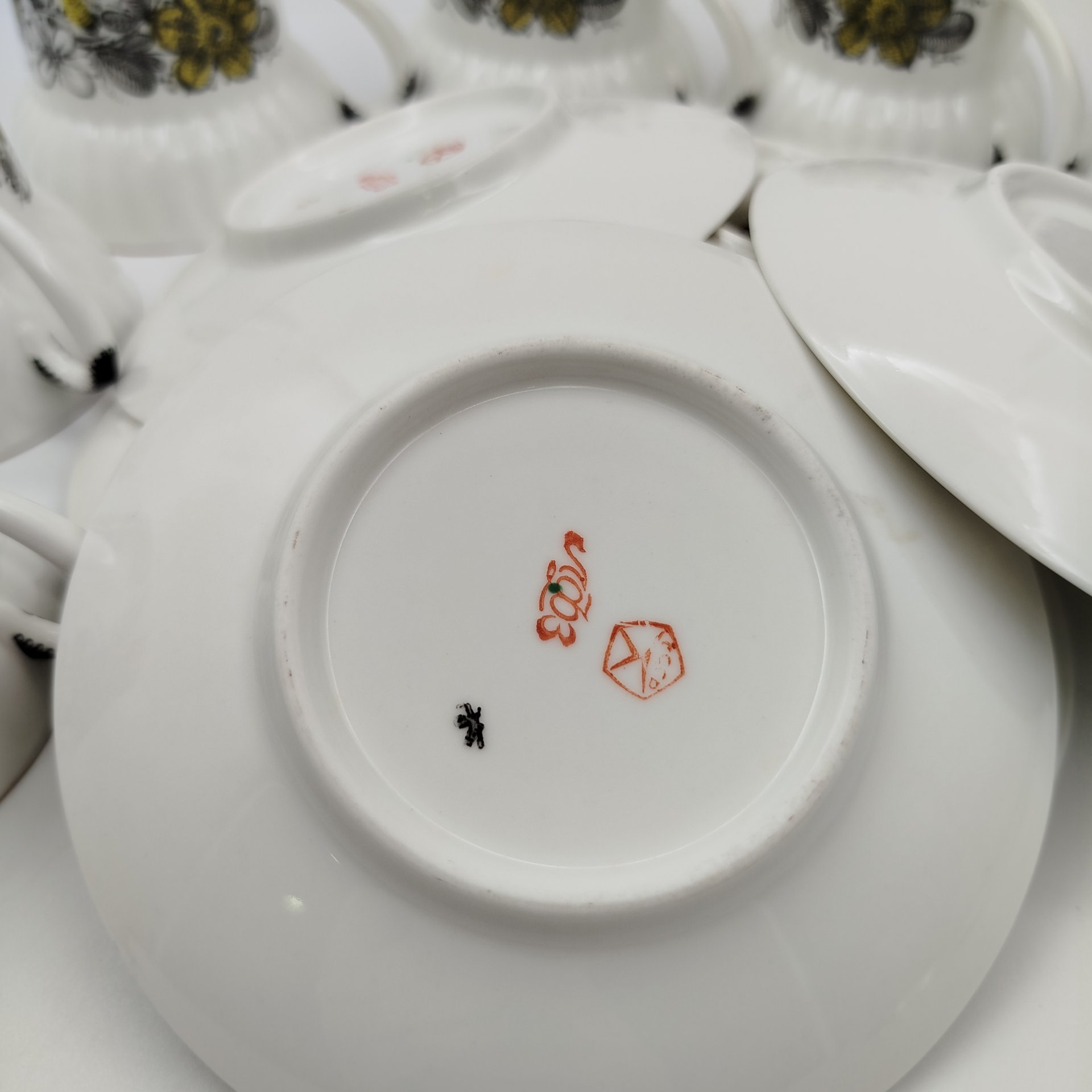 Набор из шести чайных пар "Русское кружево", автор формы "Волна" Криммер Э.М., автор рисунка Беспалова-Михалева Т.Н., фарфор, деколь, золочение, Ленинградский фарфоровый завод (ЛФЗ), СССР, 1970-1992 гг.