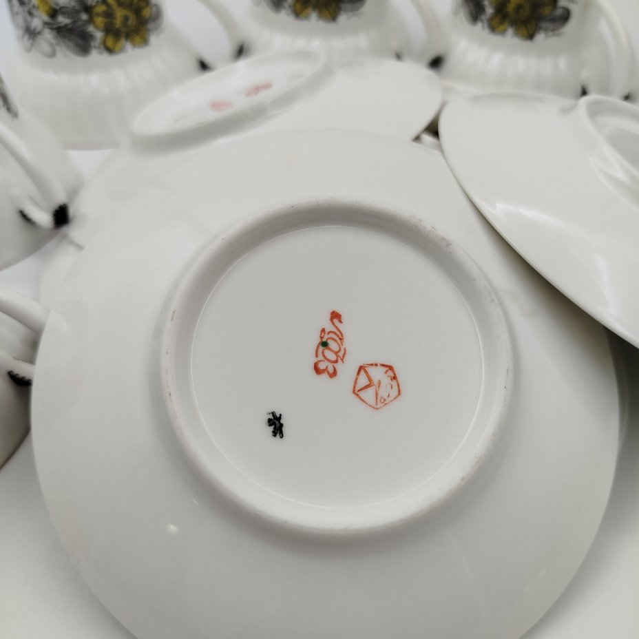 Набор из шести чайных пар "Русское кружево", автор формы "Волна" Криммер Э.М., автор рисунка Беспалова-Михалева Т.Н., фарфор, деколь, золочение, Ленинградский фарфоровый завод (ЛФЗ), СССР, 1970-1992 гг.