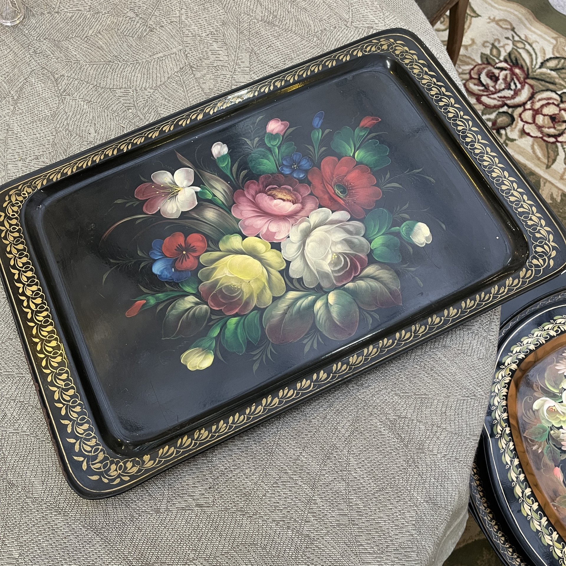 Поднос прямоугольной формы с расписным цветным декором, жесть, роспись, Жостовская фабрика декоративной росписи, СССР, 1960-1980 гг.