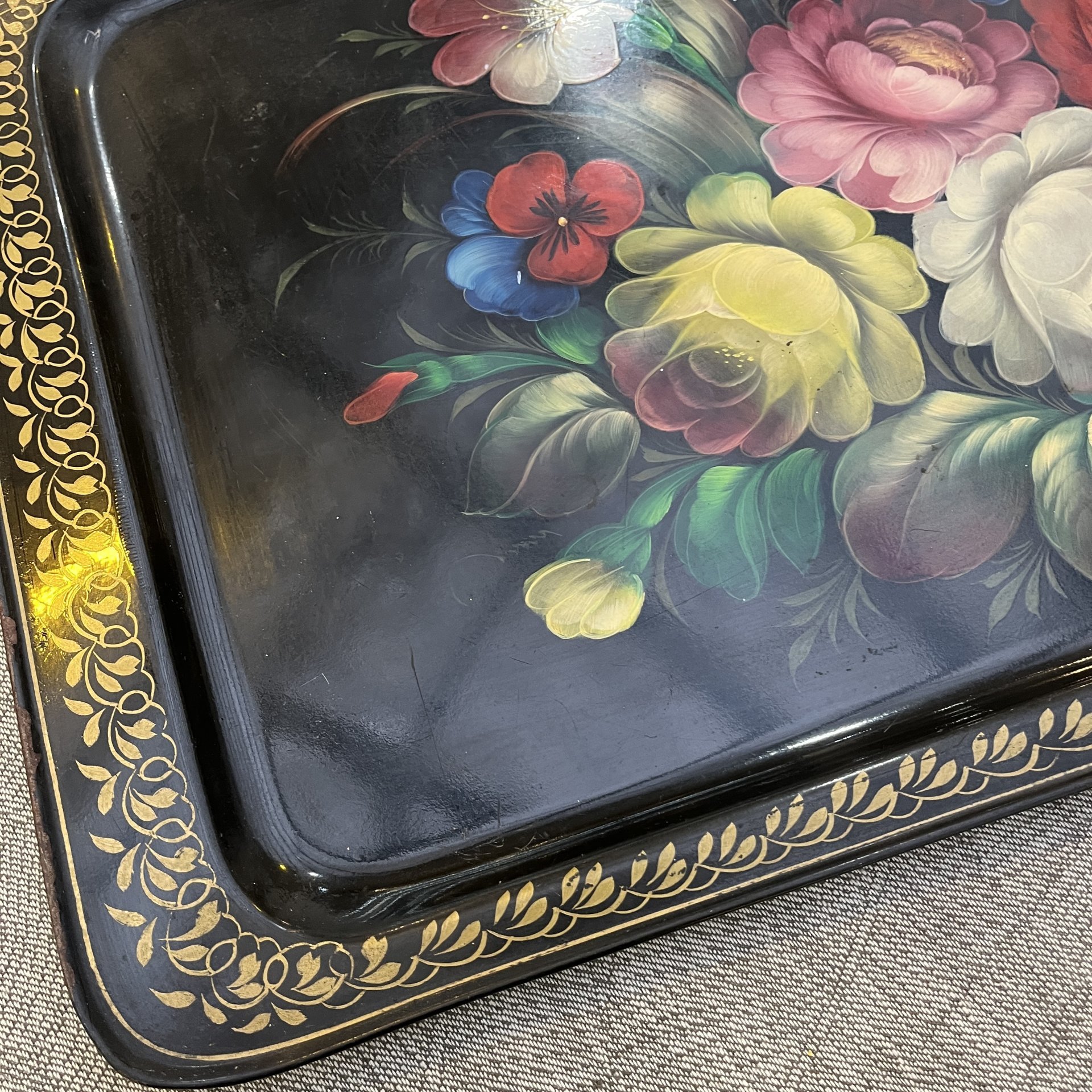 Поднос прямоугольной формы с расписным цветным декором, жесть, роспись, Жостовская фабрика декоративной росписи, СССР, 1960-1980 гг.