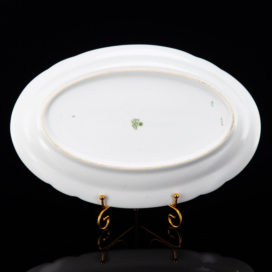Блюдо овальной формы с цветочным декором, фарфор, деколь, Товарищество М.С. Кузнецова в Москве, Российская империя, 1891-1917 гг.
