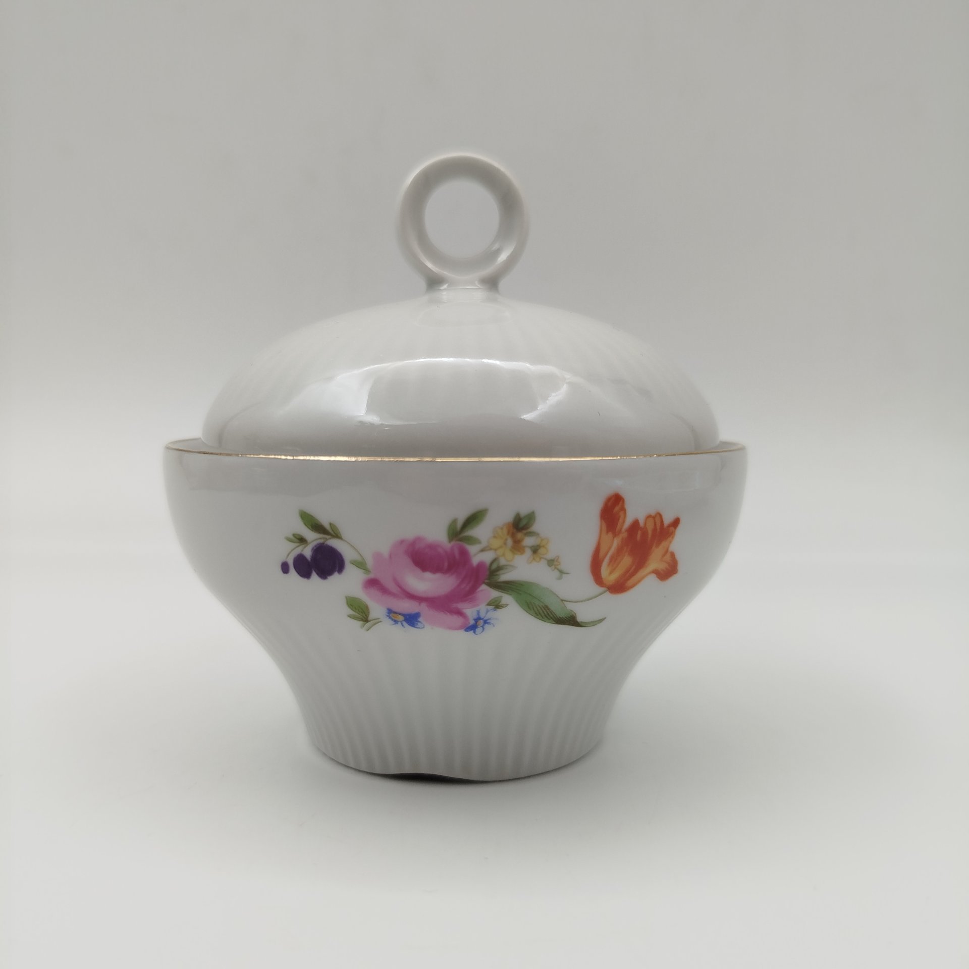 Сахарница с цветочным декором, фарфор, деколь, золочение, Graf Von Henneberg Porzellan, 1777 Jlmenau, Германия, 1973-1990 гг.