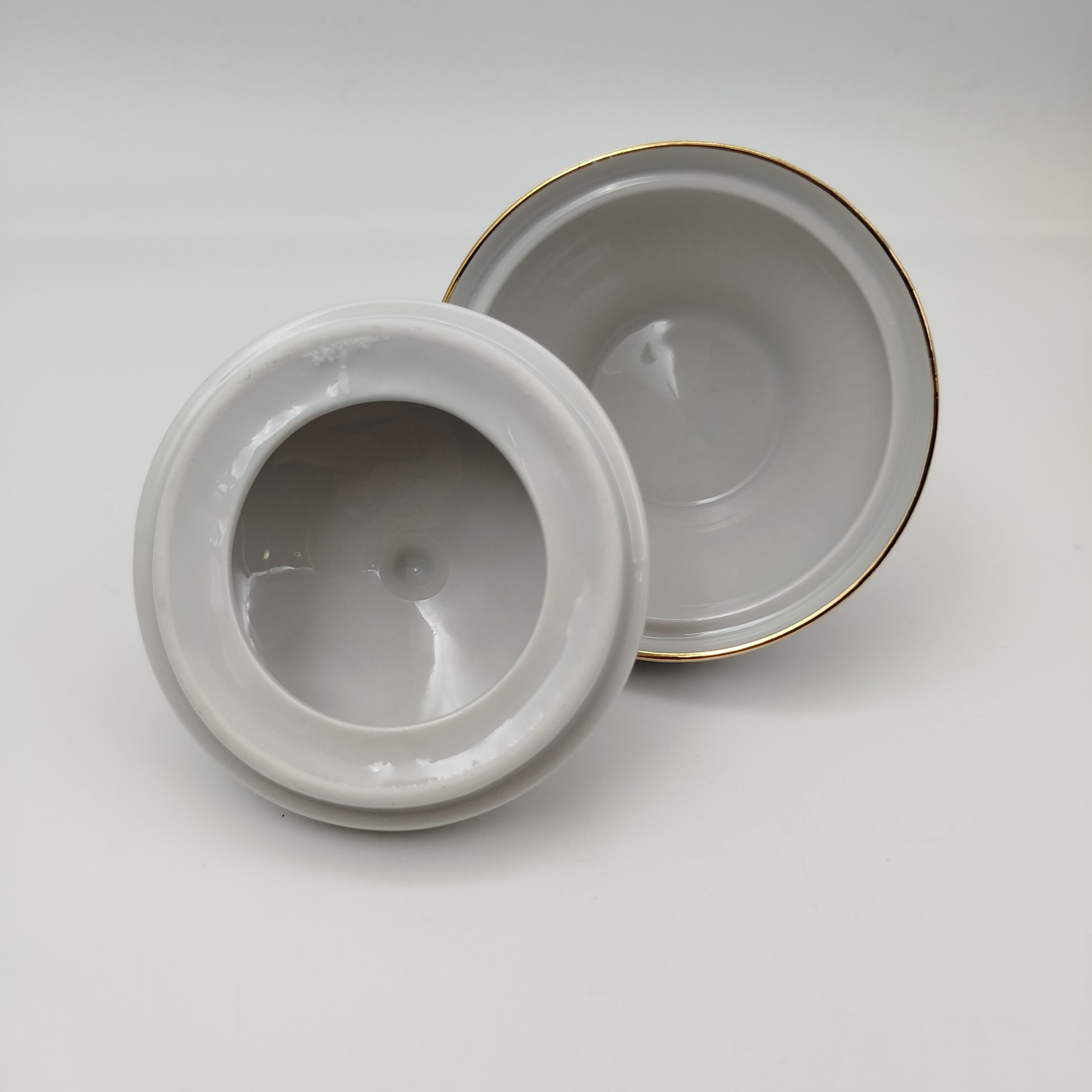 Сахарница с цветочным декором, фарфор, деколь, золочение, Graf Von Henneberg Porzellan, 1777 Jlmenau, Германия, 1973-1990 гг.