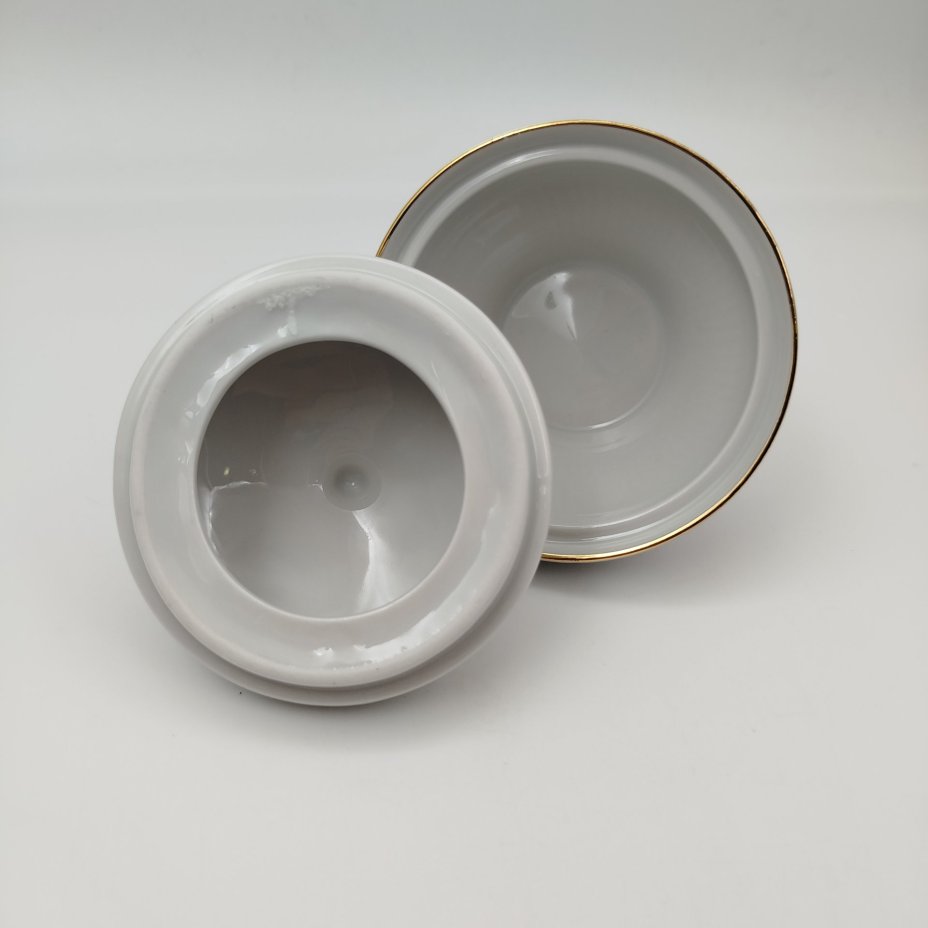Сахарница с цветочным декором, фарфор, деколь, золочение, Graf Von Henneberg Porzellan, 1777 Jlmenau, Германия, 1973-1990 гг., Graf Von Henneberg Porzellan