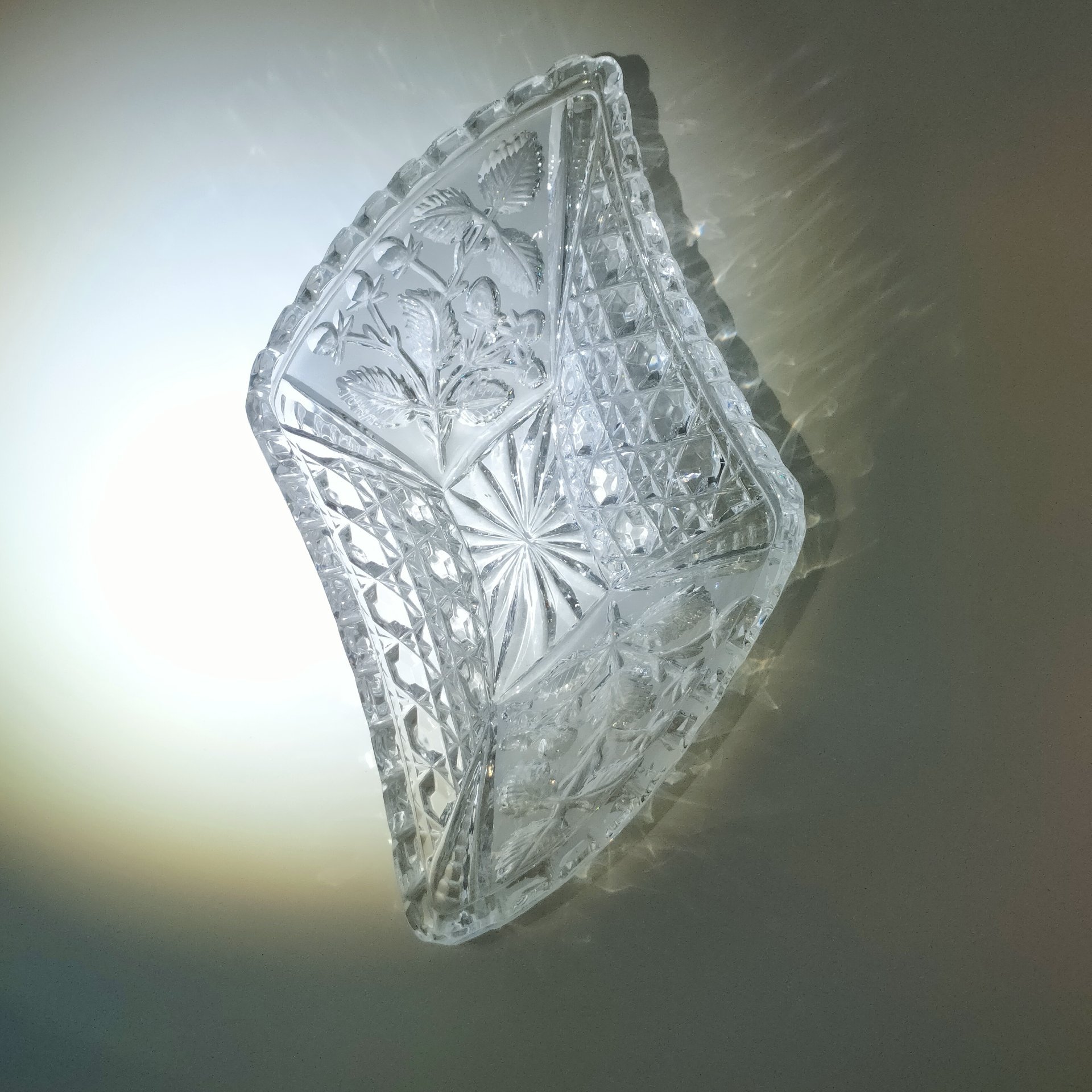 Салатник ромбовидной формы с ягодным декором