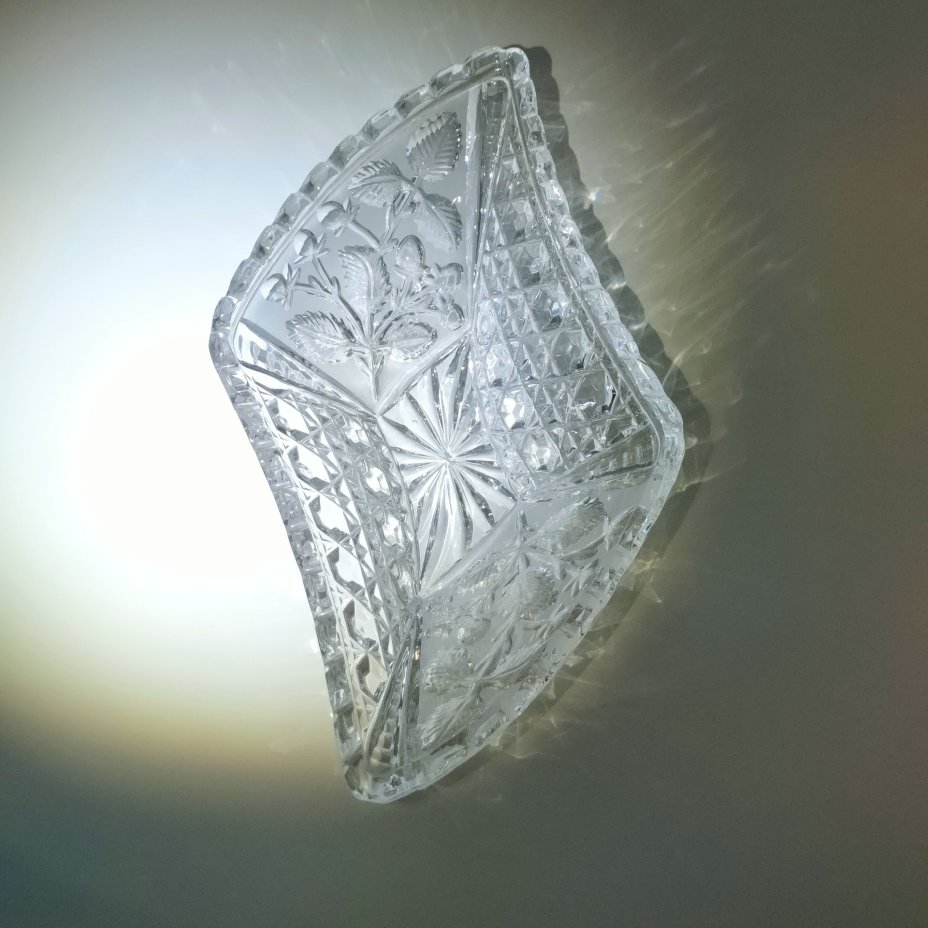 Салатник ромбовидной формы с ягодным декором