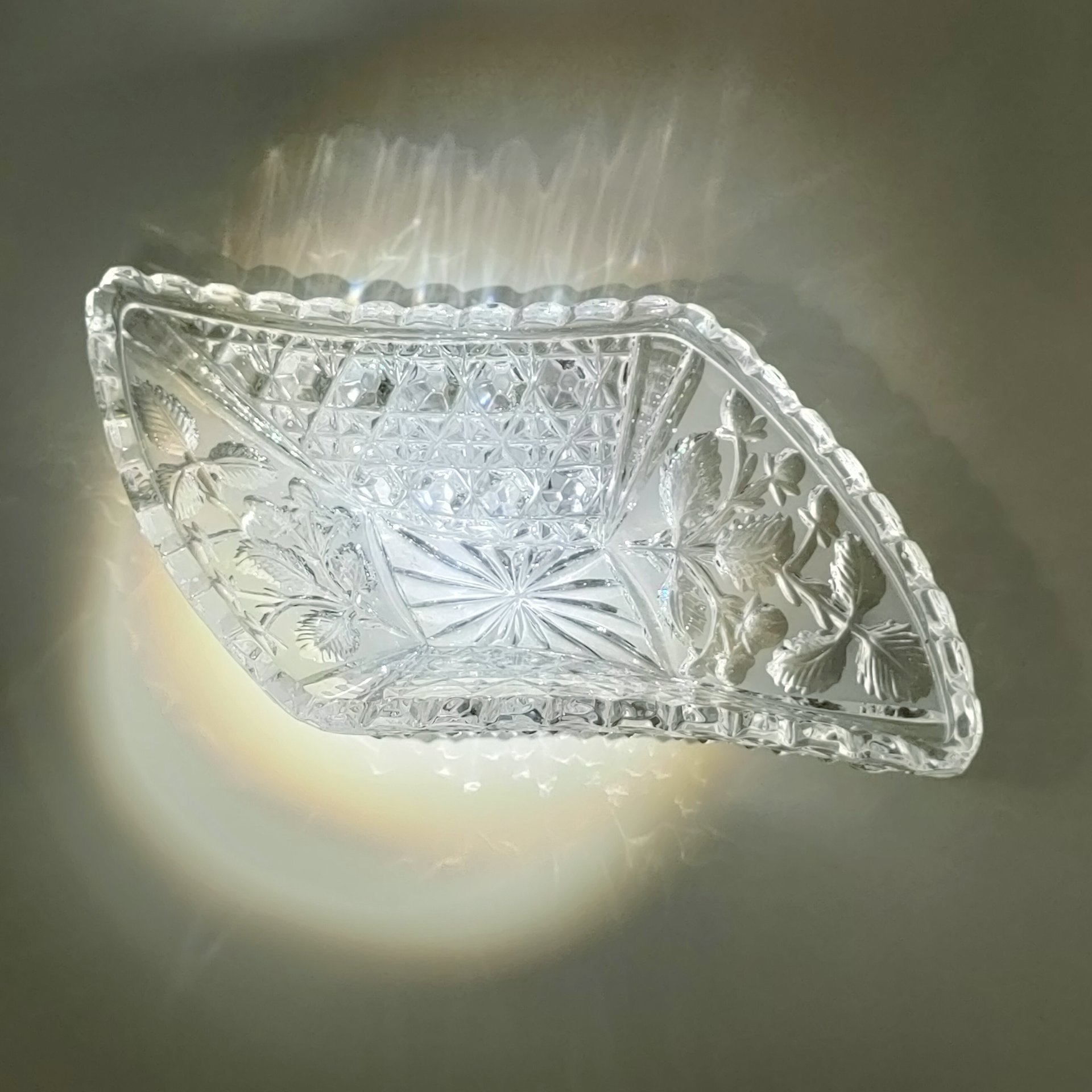 Салатник ромбовидной формы с ягодным декором