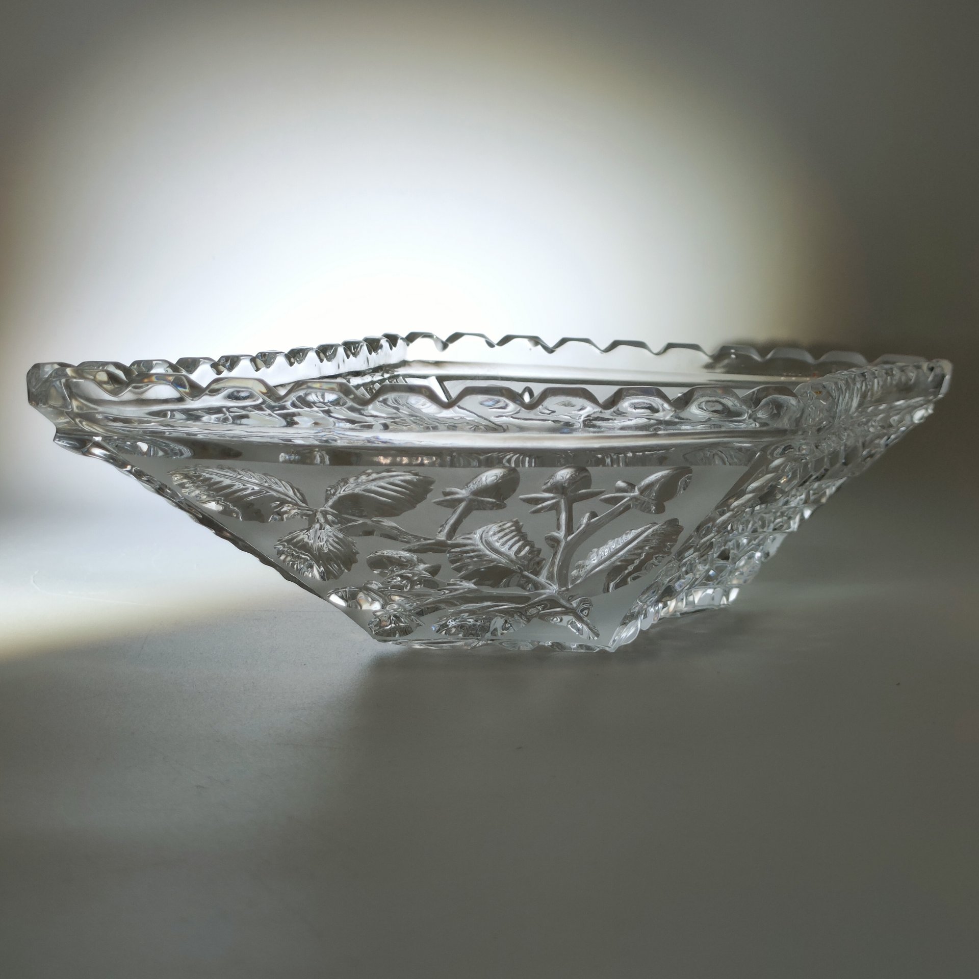 Салатник ромбовидной формы с ягодным декором