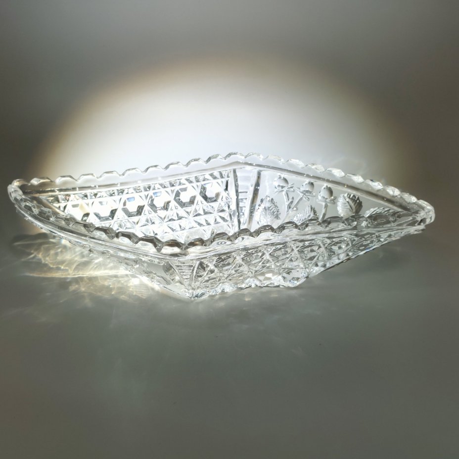 Салатник ромбовидной формы с ягодным декором