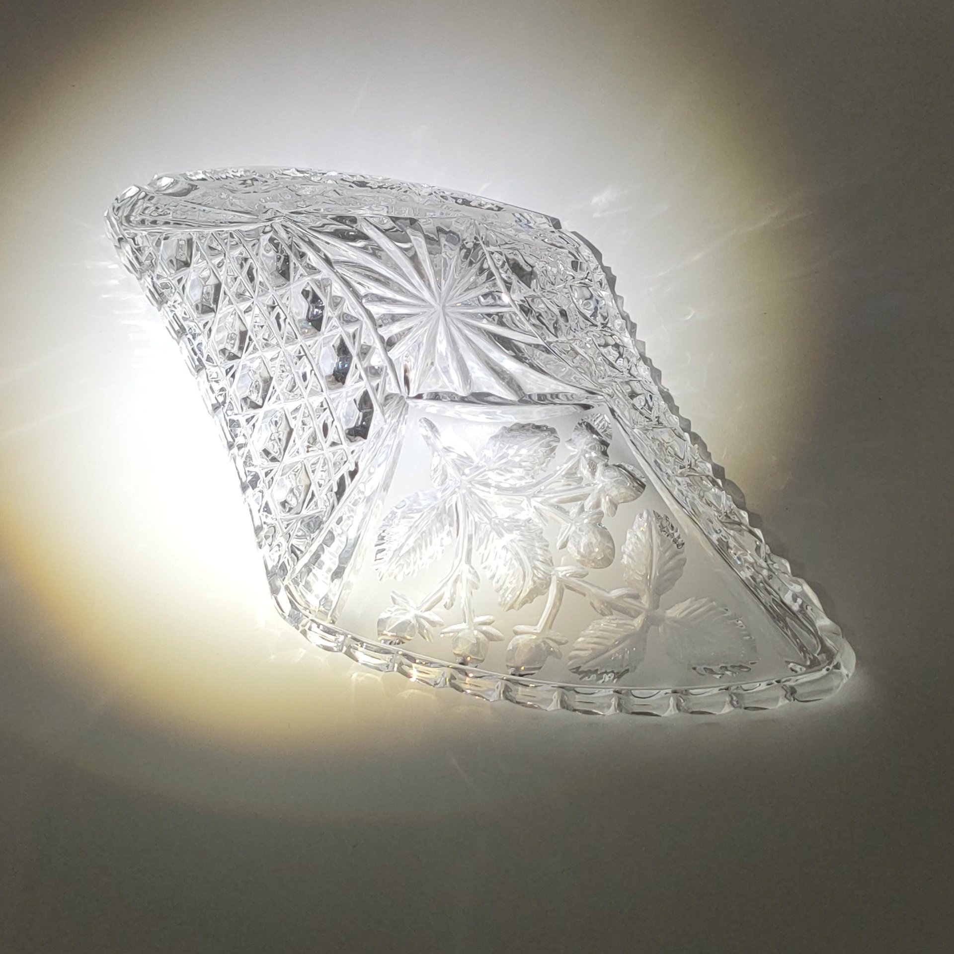 Салатник ромбовидной формы с ягодным декором