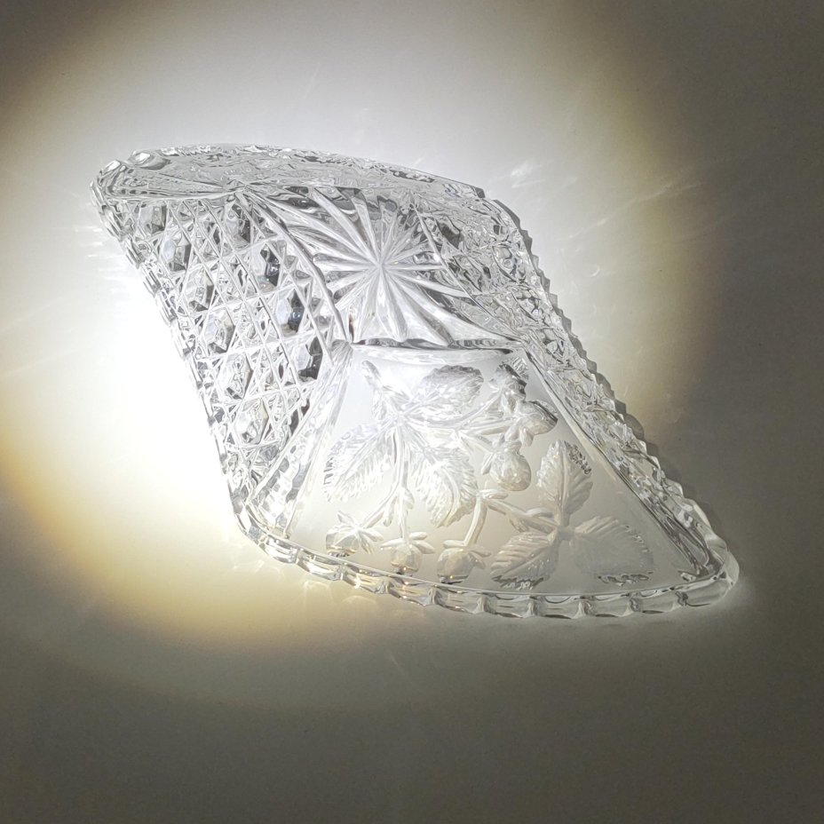 Салатник ромбовидной формы с ягодным декором