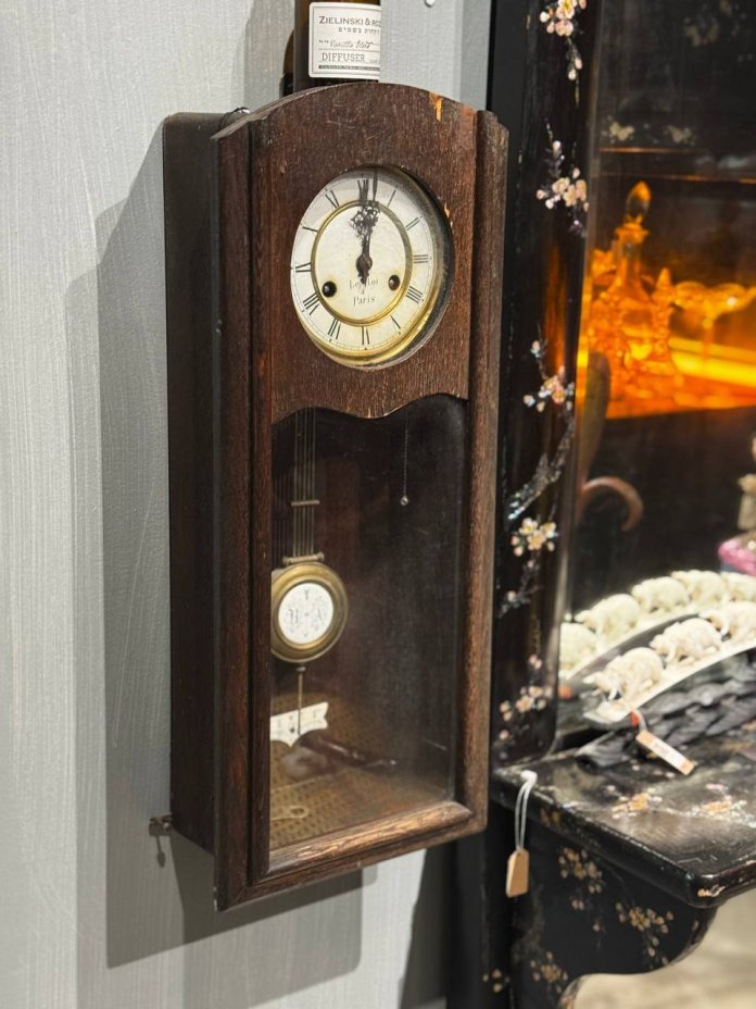 Часы настенные в фигурном корпусе (марка "Le Roi à Paris"), ключ в комплекте, дерево, металл, стекло, Германия, 1890-1910 гг.