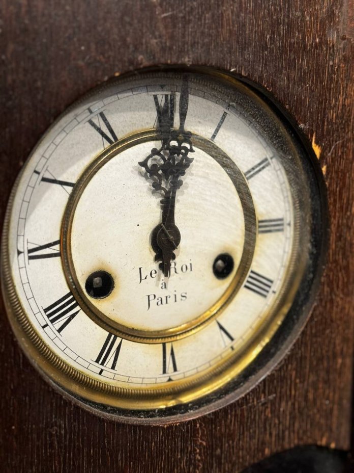 Часы настенные в фигурном корпусе (марка "Le Roi à Paris"), ключ в комплекте