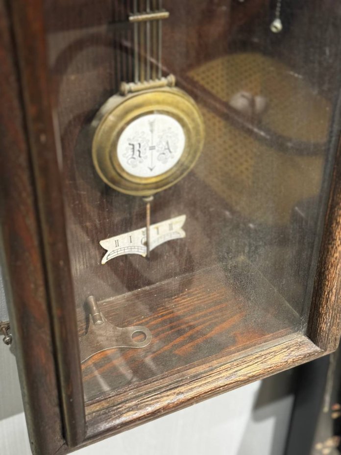 Часы настенные в фигурном корпусе (марка "Le Roi à Paris"), ключ в комплекте