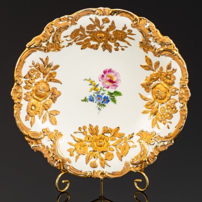 Блюдо с рельефным цветочным декором вдоль фигурного борта и изображением букета в центральной части, фарфор, роспись, золочение, Meissen (Мейсенский фарфор), Германия, 1934-1945 гг.