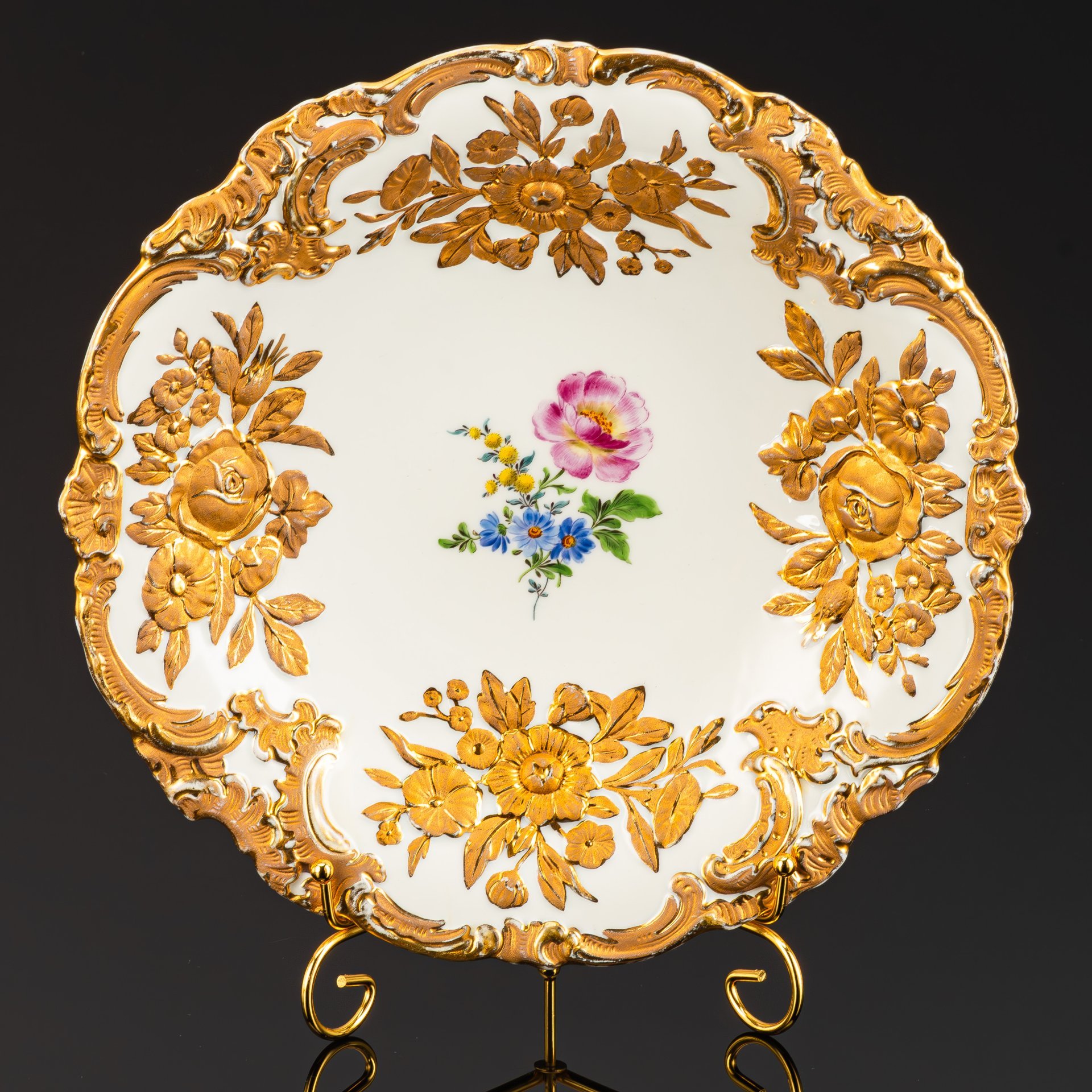 Блюдо с рельефным цветочным декором вдоль фигурного борта и изображением букета в центральной части, фарфор, роспись, золочение, Meissen (Мейсенский фарфор), Германия, 1934-1945 гг.