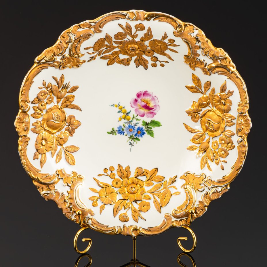 Блюдо с рельефным цветочным декором вдоль фигурного борта и изображением букета в центральной части, фарфор, роспись, золочение, Meissen (Мейсенский фарфор), Германия, 1934-1945 гг.