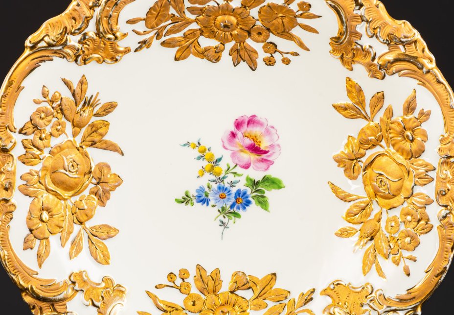 Блюдо с рельефным цветочным декором вдоль фигурного борта и изображением букета в центральной части, фарфор, роспись, золочение, Meissen (Мейсенский фарфор), Германия, 1934-1945 гг.