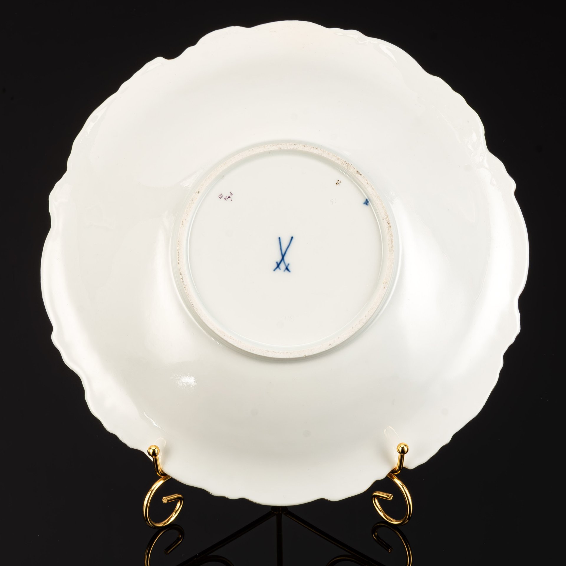 Блюдо с рельефным цветочным декором вдоль фигурного борта и изображением букета в центральной части, фарфор, роспись, золочение, Meissen (Мейсенский фарфор), Германия, 1934-1945 гг.