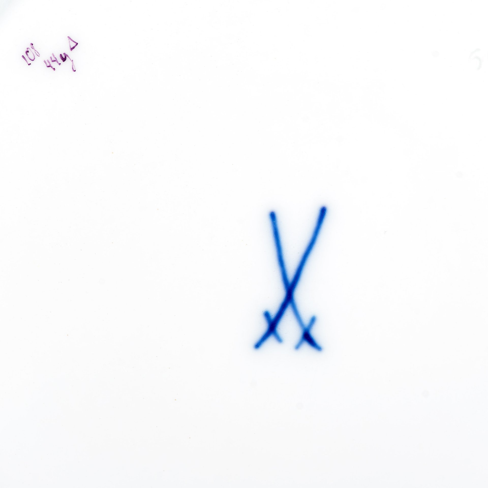 Блюдо с рельефным цветочным декором вдоль фигурного борта и изображением букета в центральной части, фарфор, роспись, золочение, Meissen (Мейсенский фарфор), Германия, 1934-1945 гг.