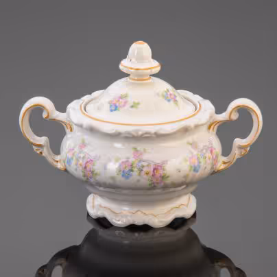 Сахарница с фигурными ручками и цветочным декором, Weimar Porzellan (Веймарский фарфор)