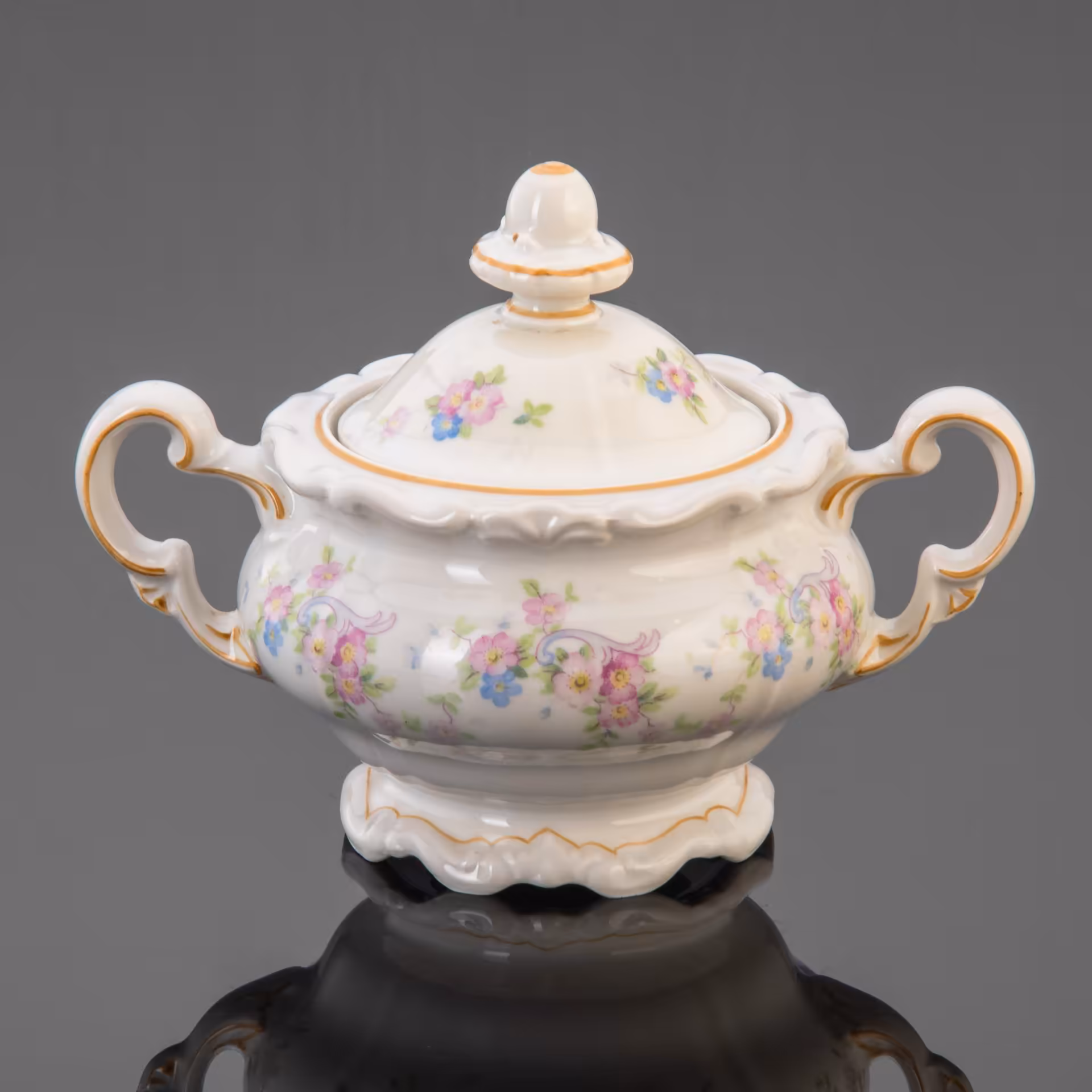 Сахарница с фигурными ручками и цветочным декором, Weimar Porzellan (Веймарский фарфор)