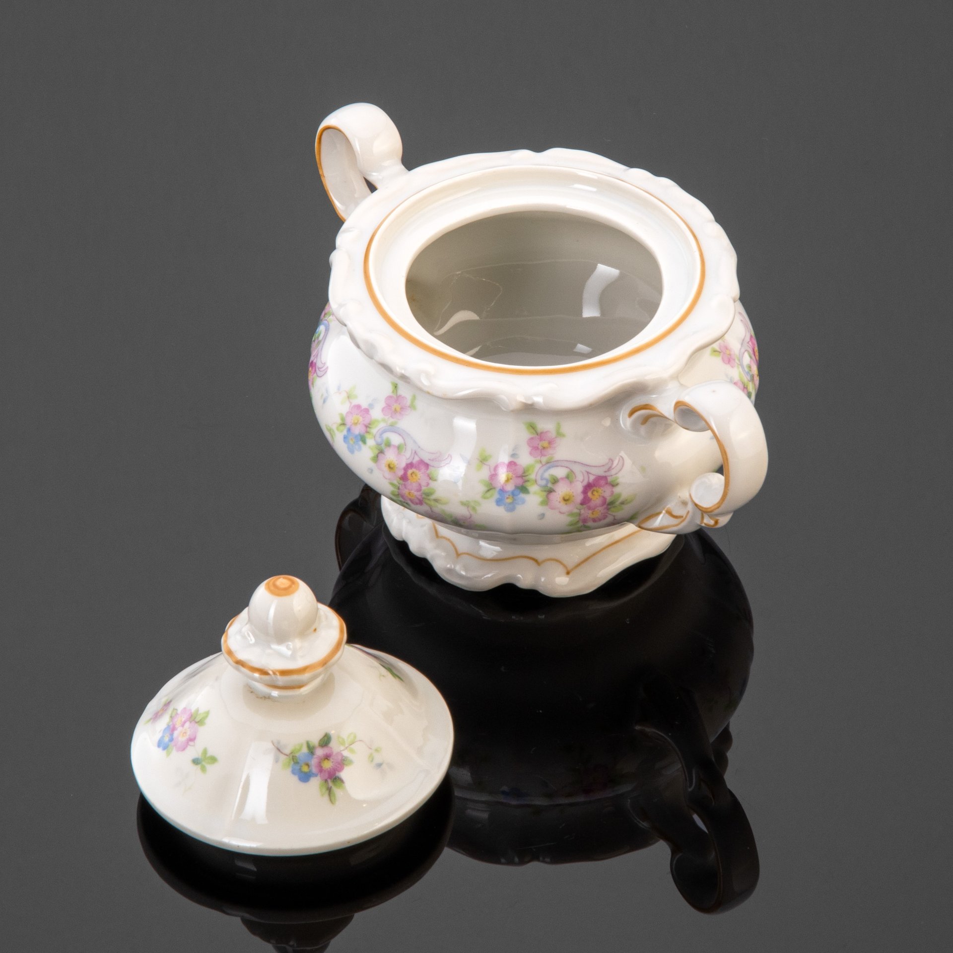 Сахарница с фигурными ручками и цветочным декором, Weimar Porzellan (Веймарский фарфор)