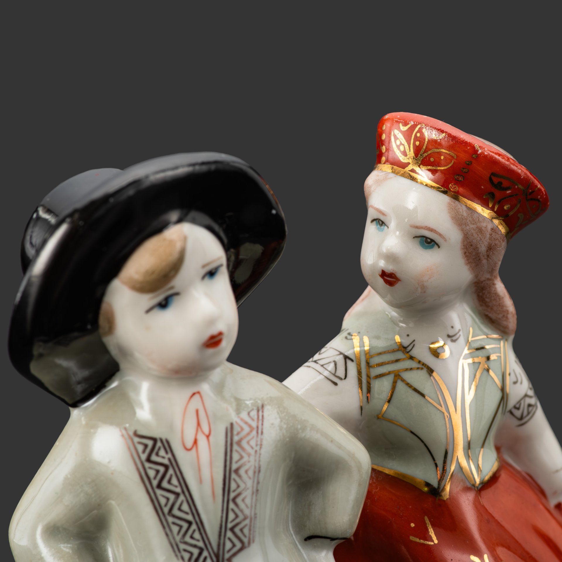 Статуэтки парные "Латышский народный танец Земгале", автор Л.А. Новоженец, Рижский фарфорово-фаянсовый завод