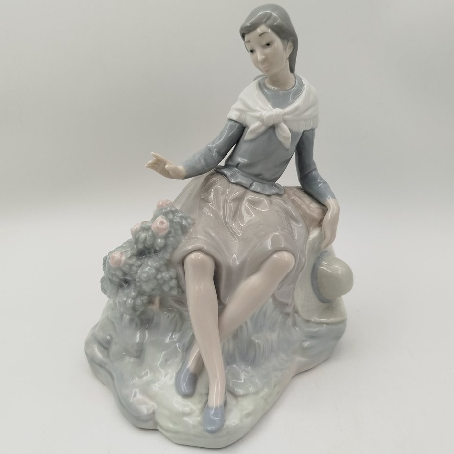 Статуэтка "Девушка и розовый куст", фарфор, роспись, NAO Porcelain, Испания, 1980-2000 гг.