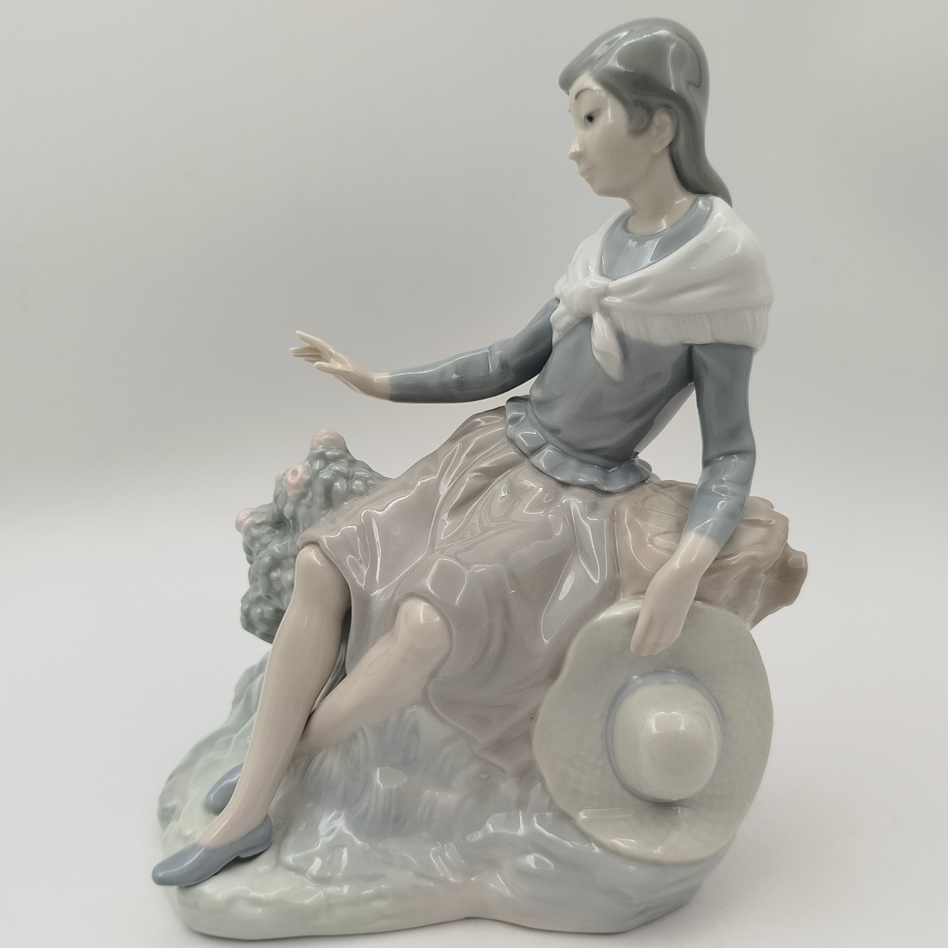 Статуэтка "Девушка и розовый куст", фарфор, роспись, NAO Porcelain, Испания, 1980-2000 гг.