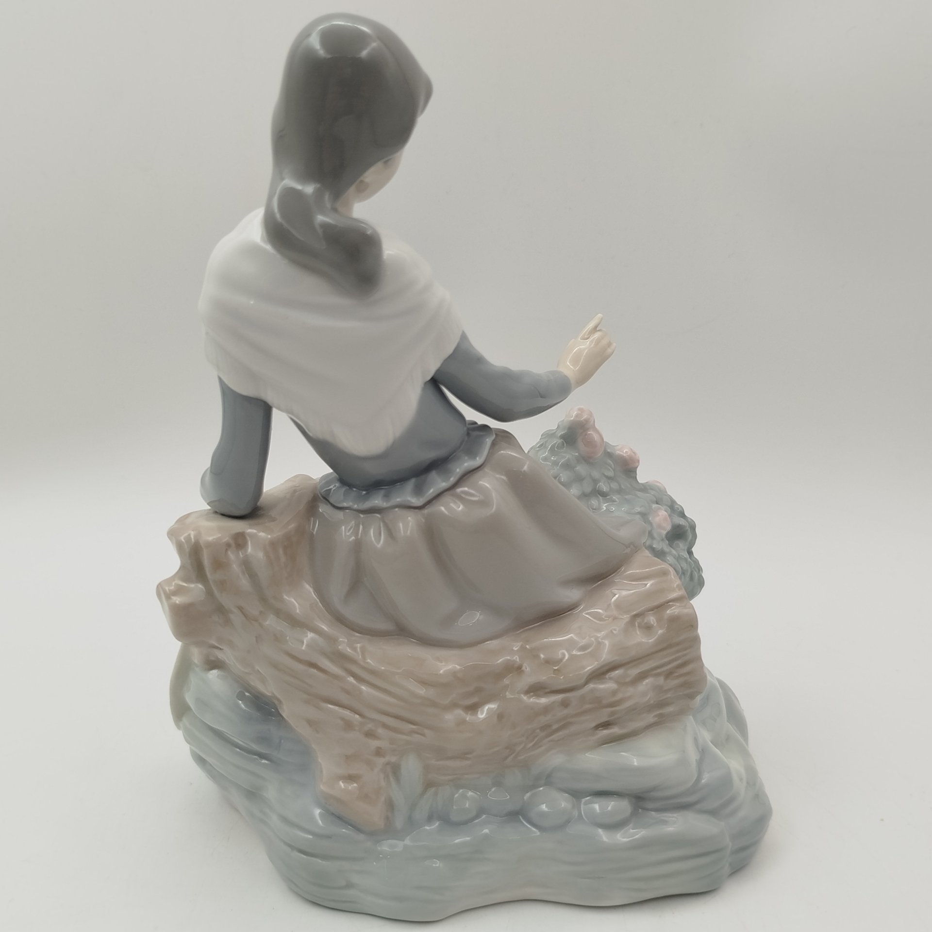 Статуэтка "Девушка и розовый куст", фарфор, роспись, NAO Porcelain, Испания, 1980-2000 гг.