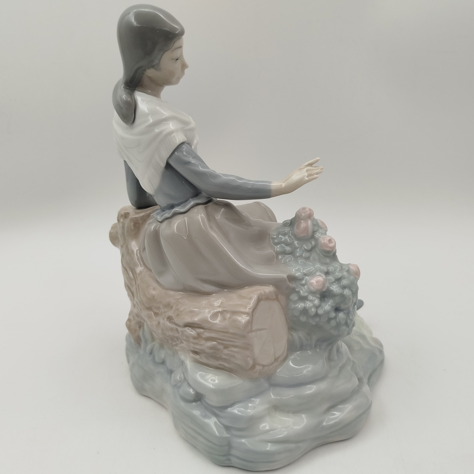 Статуэтка "Девушка и розовый куст", фарфор, роспись, NAO Porcelain, Испания, 1980-2000 гг.