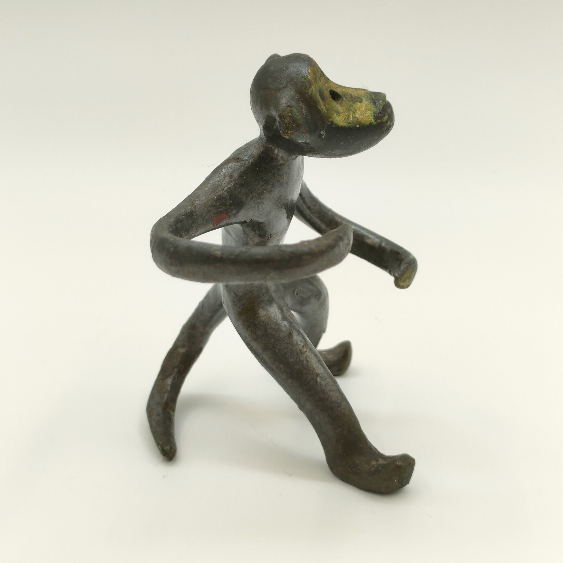 Статуэтка (держатель для перечницы и солонки) "Обезьяна", металл, золочение, СССР, 1970-1980 гг.